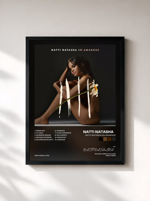 NATTI NATASHA · Natti Natasha en Amargue — Lámina enmarcada