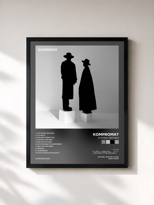 KOMPROMAT · PLДYING / PRДYING — Gerahmter Kunstdruck