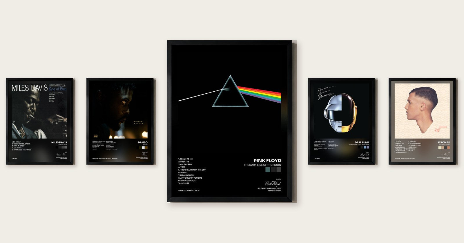 Cinq tableaux d'album composés sur un même axe, un grand format au centre