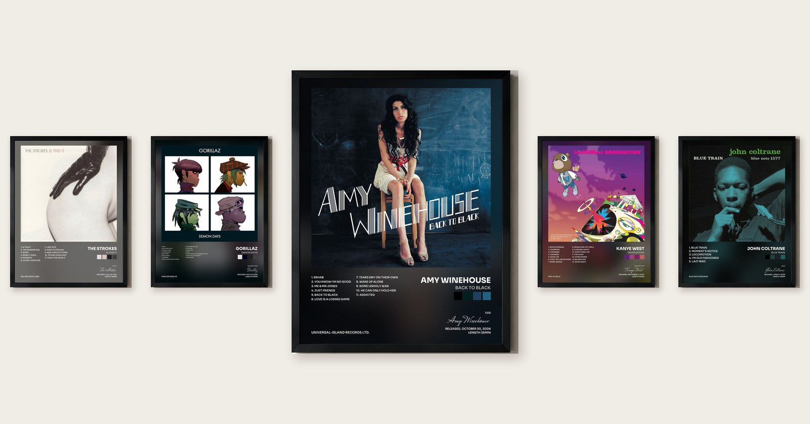 Cinq tableaux d'album accrochés sur un même axe, un grand format au centre