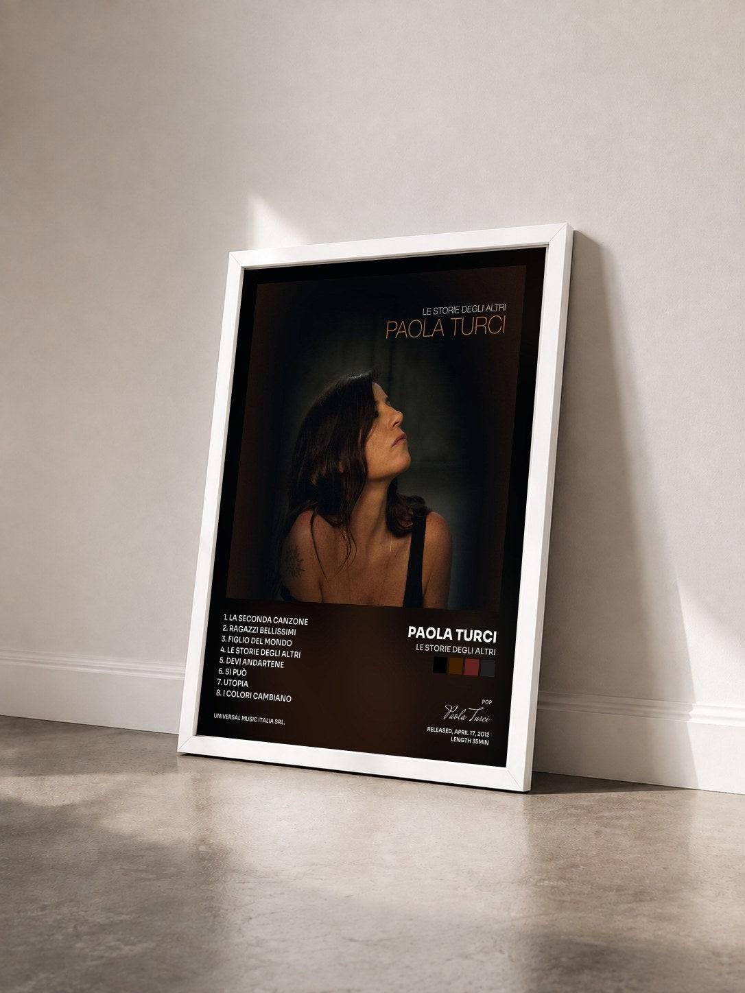 #blanc Tableau de l'album Le Storie Degli Altri de Paola Turci vu de trois quarts, cadre blanc