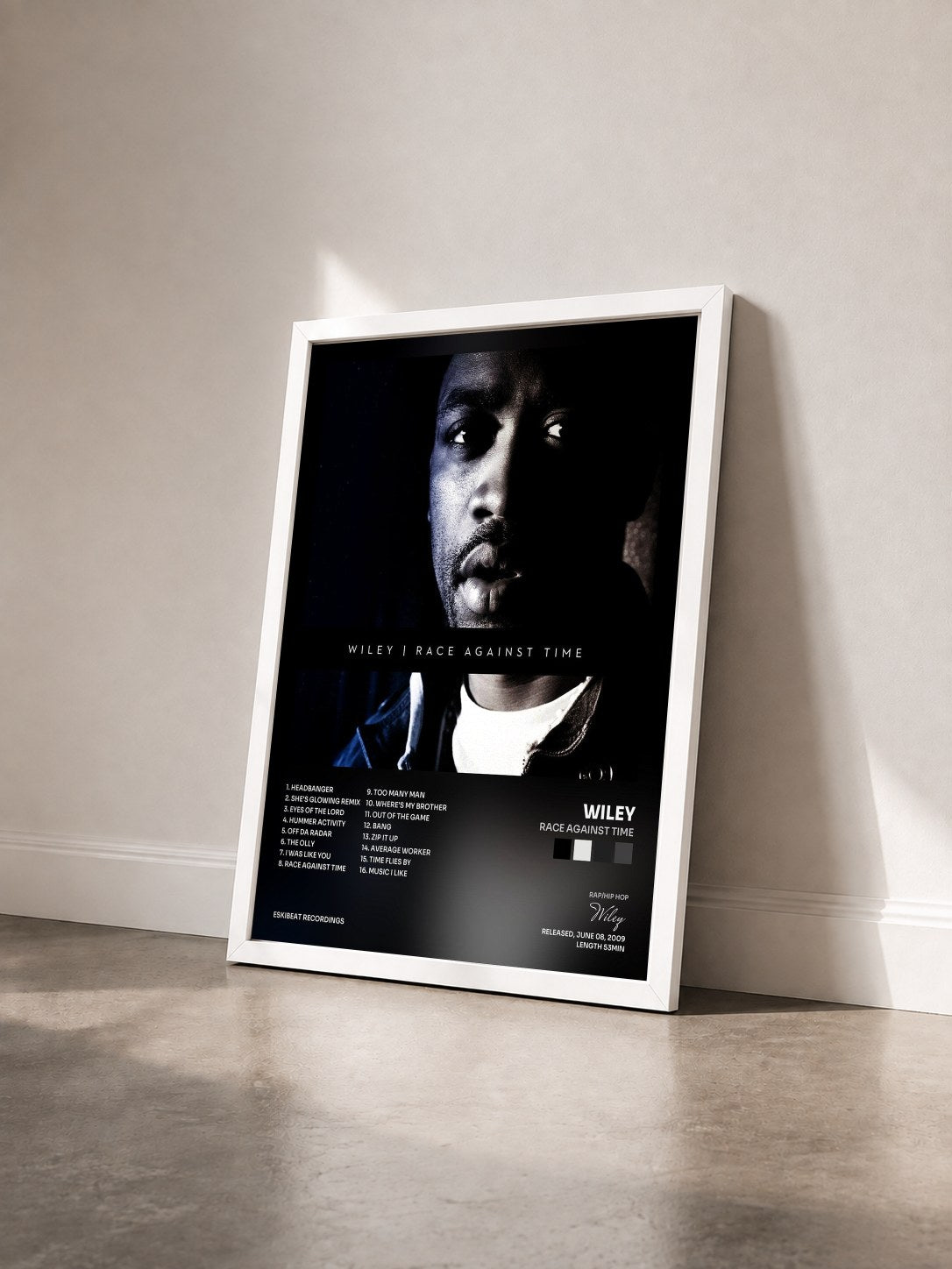 #blanc Tableau de l'album Race Against Time de Wiley vu de trois quarts, cadre blanc