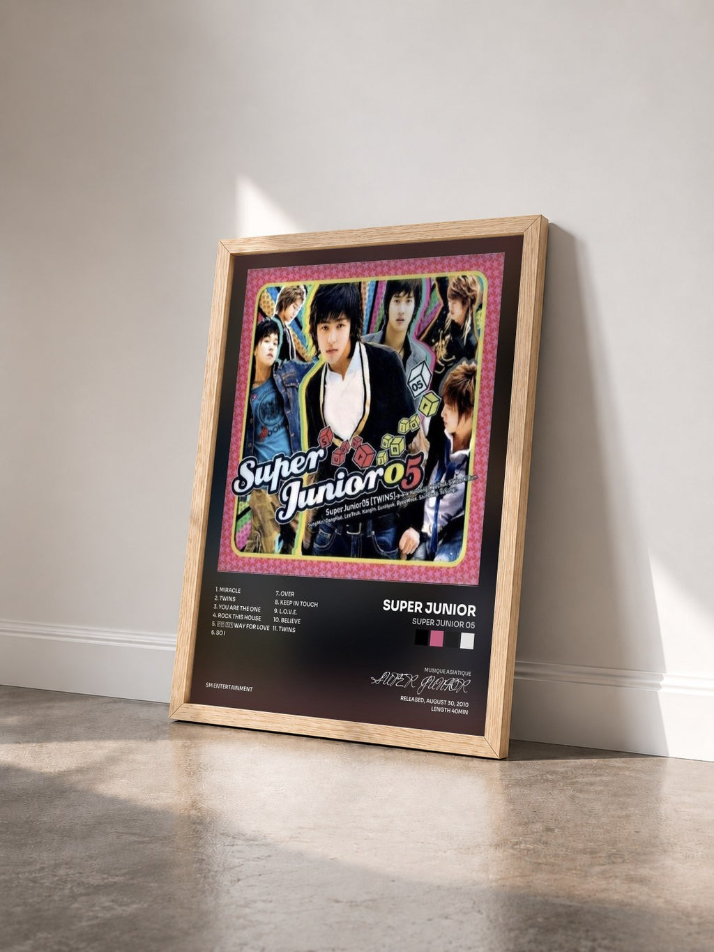 #bois Tableau de l'album Super Junior 05 de SUPER JUNIOR vu de trois quarts, cadre en bois brut