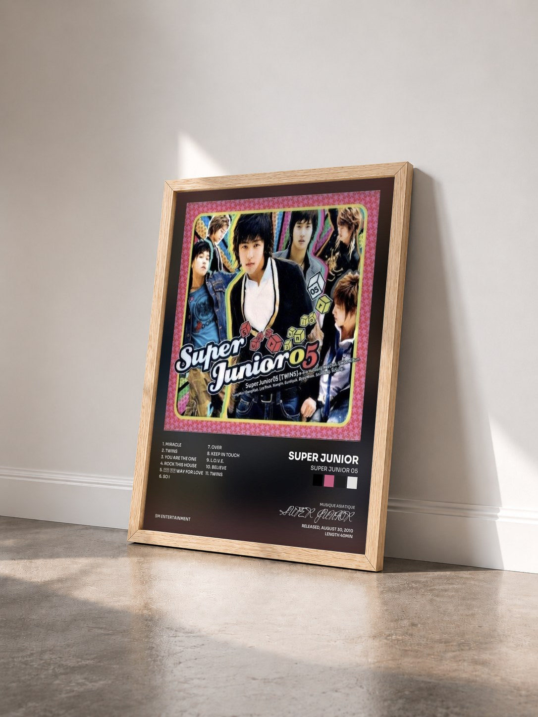 #bois Tableau de l'album Super Junior 05 de SUPER JUNIOR vu de trois quarts, cadre en bois brut