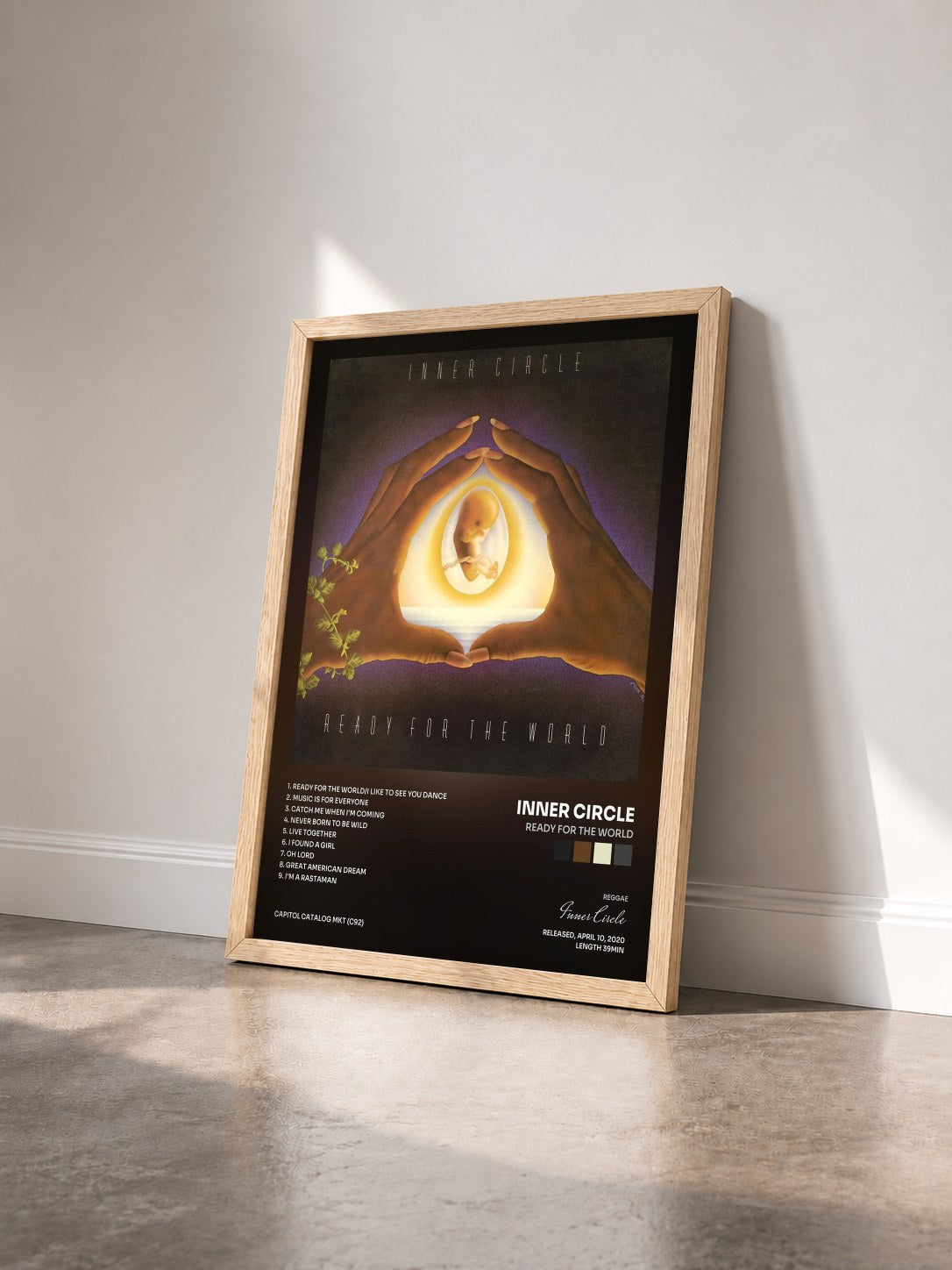 #bois Tableau de l'album Ready For The World de Inner Circle vu de trois quarts, cadre en bois brut