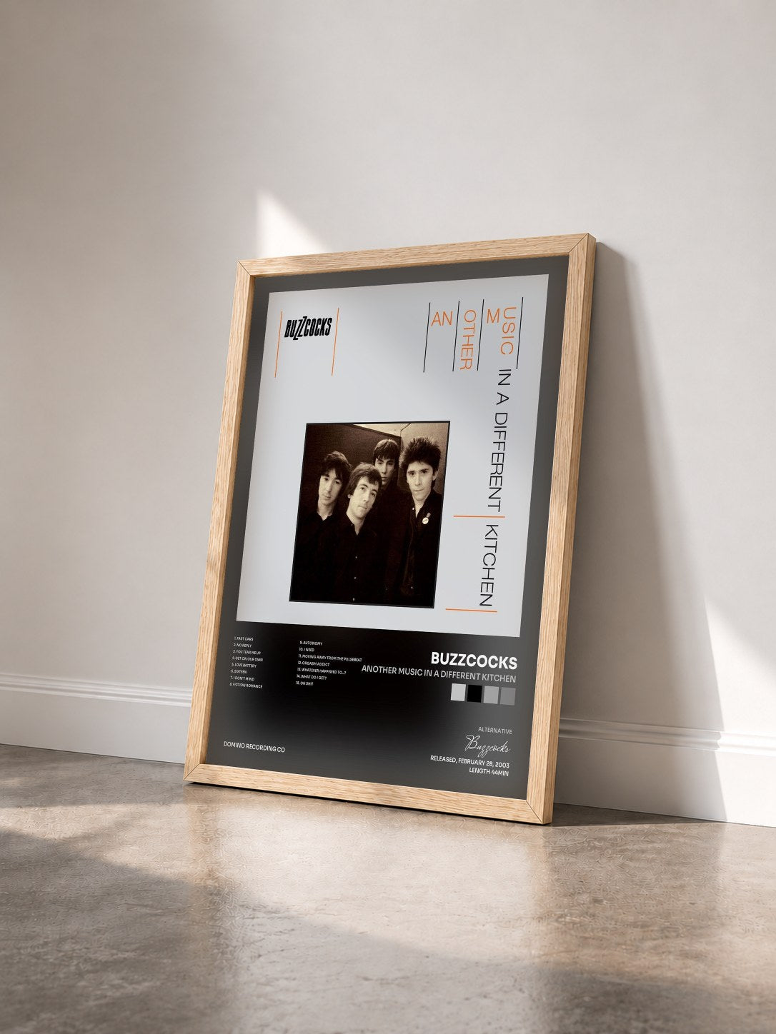 #bois Tableau de l'album Another Music In A Different Kitchen de Buzzcocks vu de trois quarts, cadre en bois brut