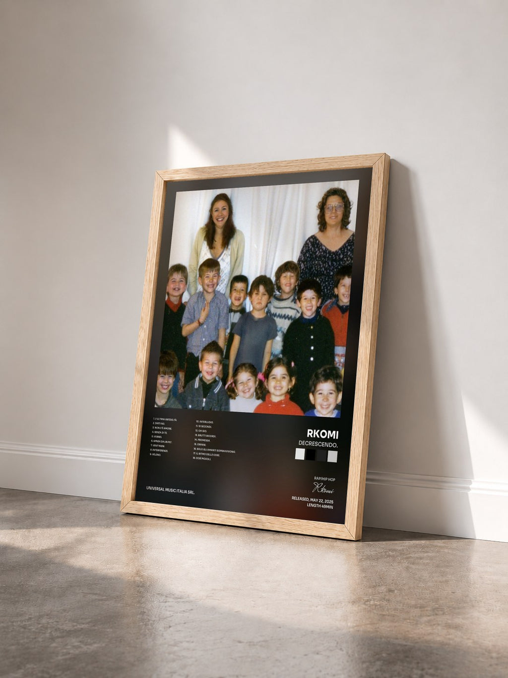 #bois Tableau de l'album decrescendo. de Rkomi vu de trois quarts, cadre en bois brut