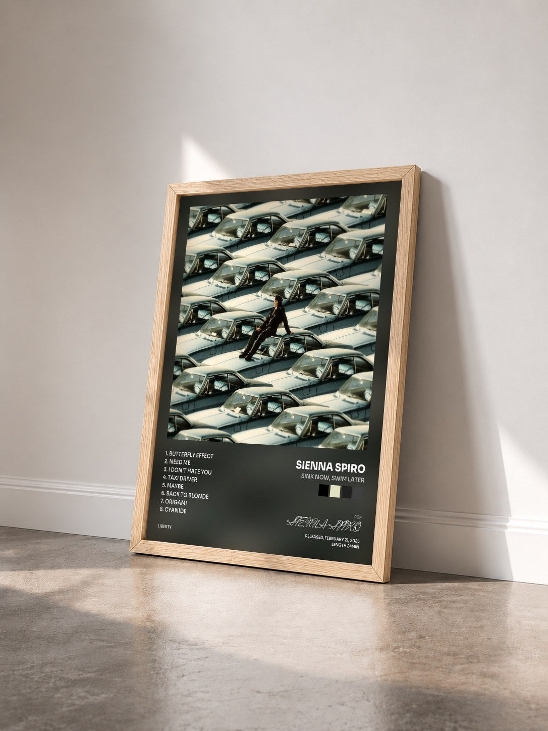 #bois Tableau de l'album SINK NOW, SWIM LATER de SIENNA SPIRO vu de trois quarts, cadre en bois brut
