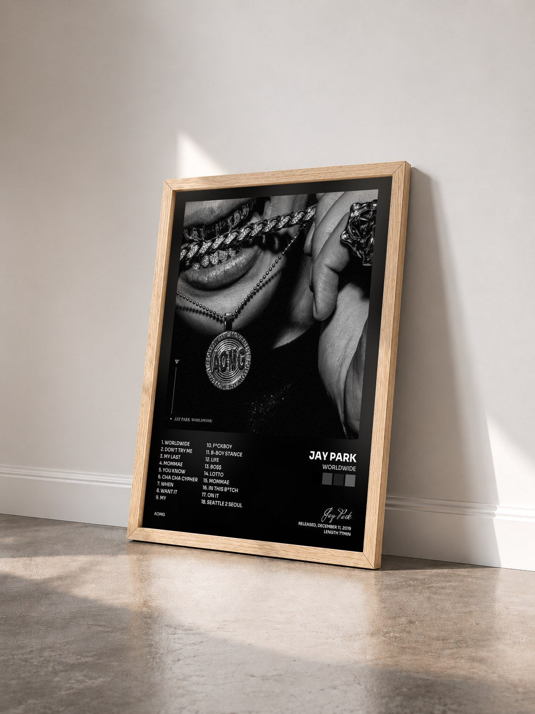 #bois Tableau de l'album WORLDWIDE de Jay Park vu de trois quarts, cadre en bois brut