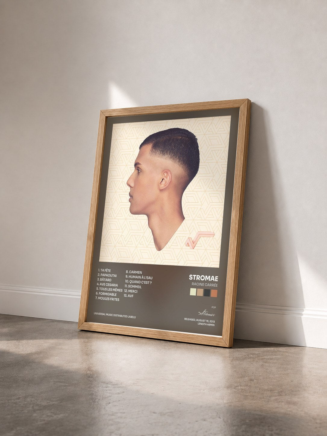 #bois Tableau de l'album racine carrée de Stromae vu de trois quarts, cadre en bois brut