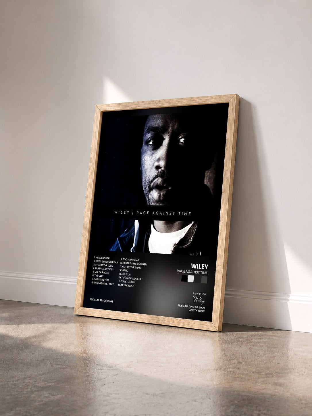 #bois Tableau de l'album Race Against Time de Wiley vu de trois quarts, cadre en bois brut