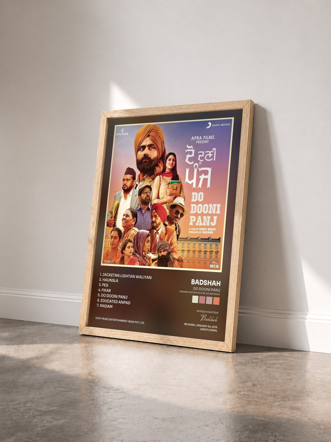 #bois Tableau de l'album Do Dooni Panj (Original Motion Picture Soundtrack) de Badshah vu de trois quarts, cadre en bois brut