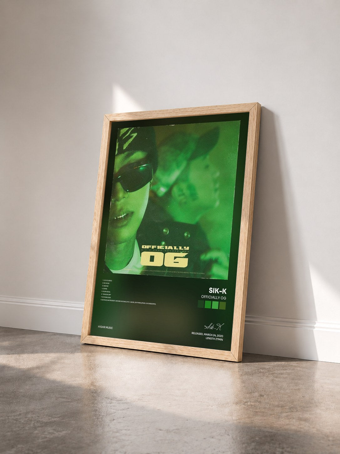 #bois Tableau de l'album Officially OG de Sik-K vu de trois quarts, cadre en bois brut