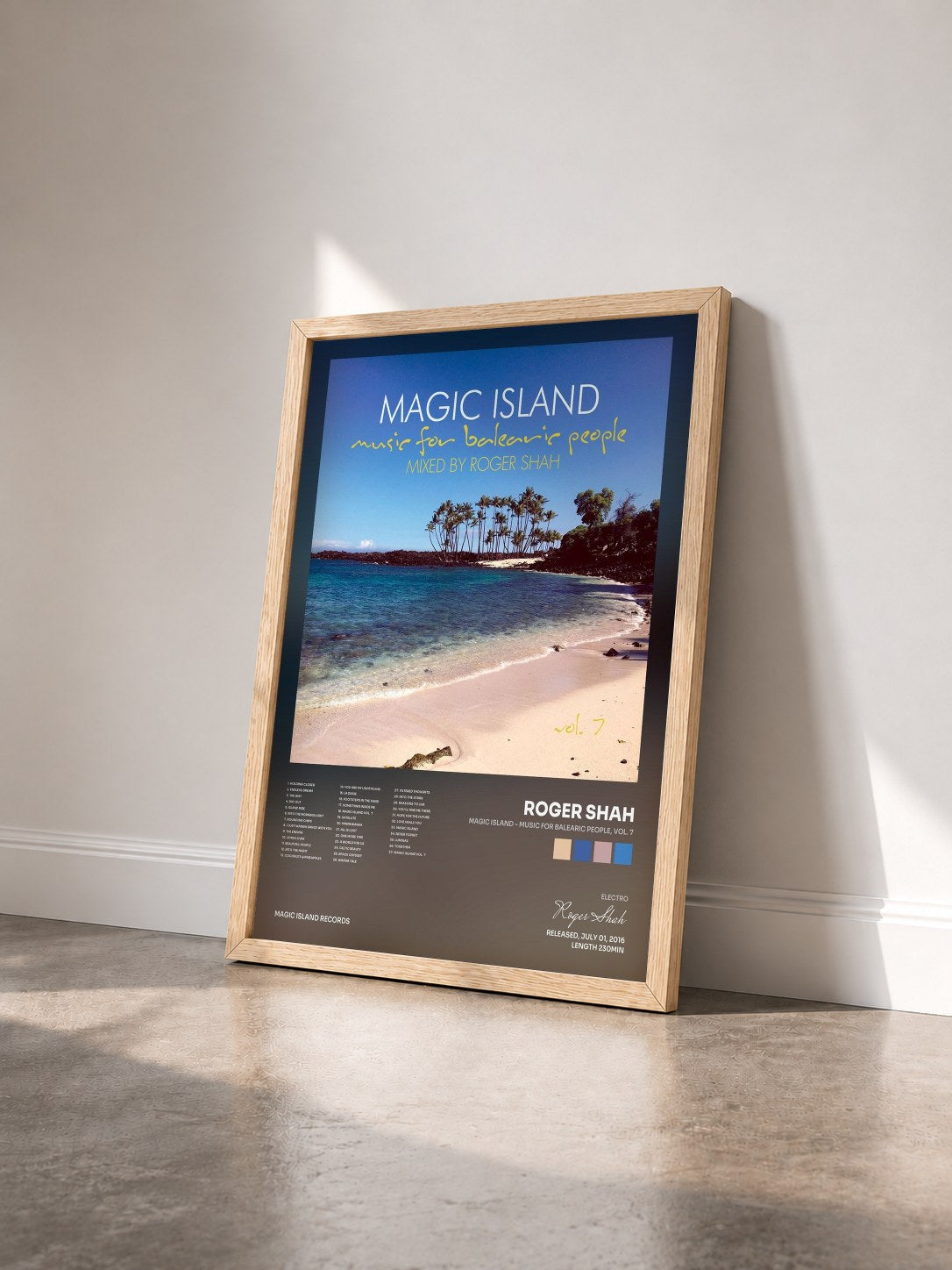 #bois Tableau de l'album Magic Island - Music for Balearic People, Vol. 7 de Roger Shah vu de trois quarts, cadre en bois brut
