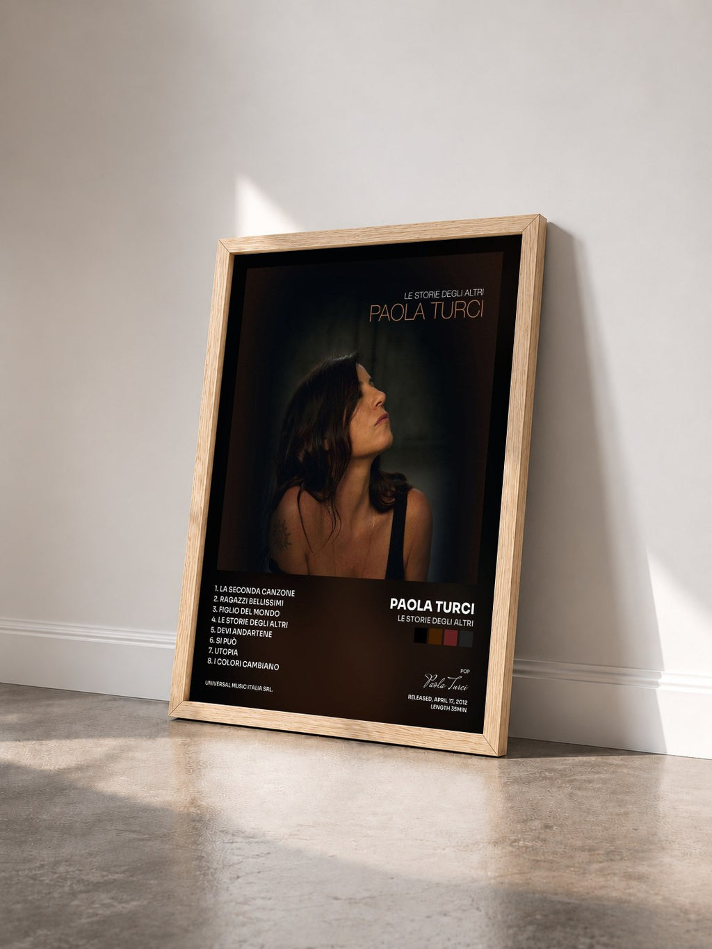 #bois Tableau de l'album Le Storie Degli Altri de Paola Turci vu de trois quarts, cadre en bois brut