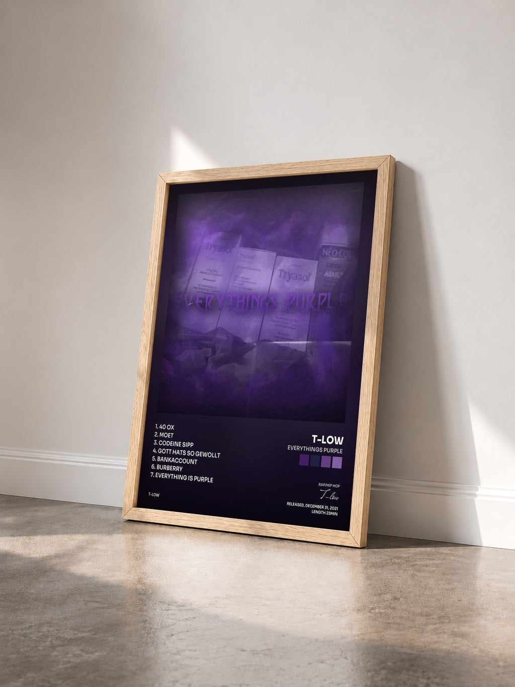 #bois Tableau de l'album EVERYTHINGS PURPLE de T-low vu de trois quarts, cadre en bois brut