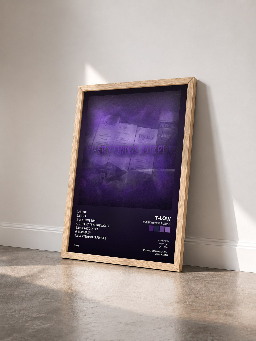 #bois Tableau de l'album EVERYTHINGS PURPLE de T-low vu de trois quarts, cadre en bois brut