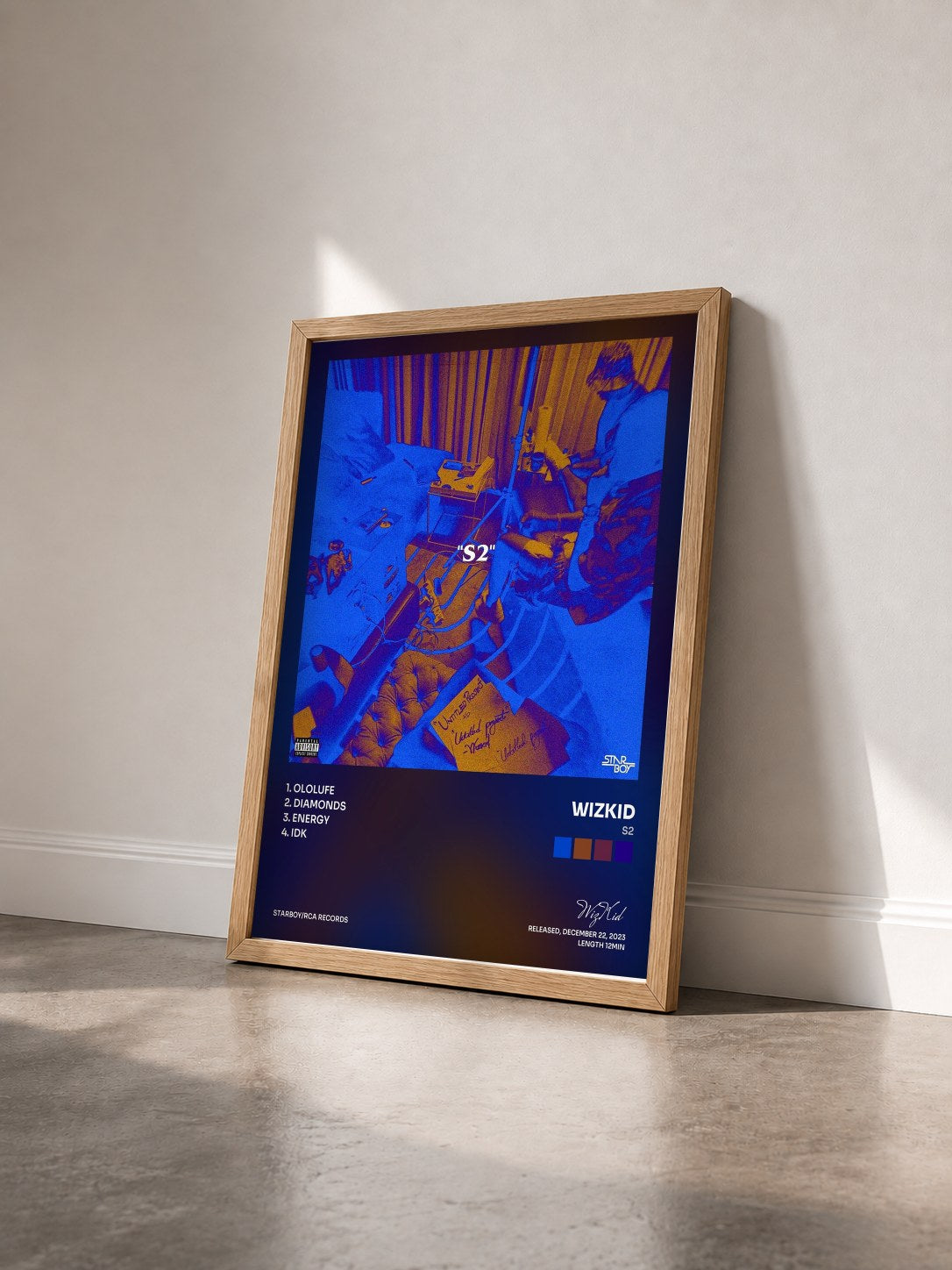 #bois Tableau de l'album S2 de WizKid vu de trois quarts, cadre en bois brut