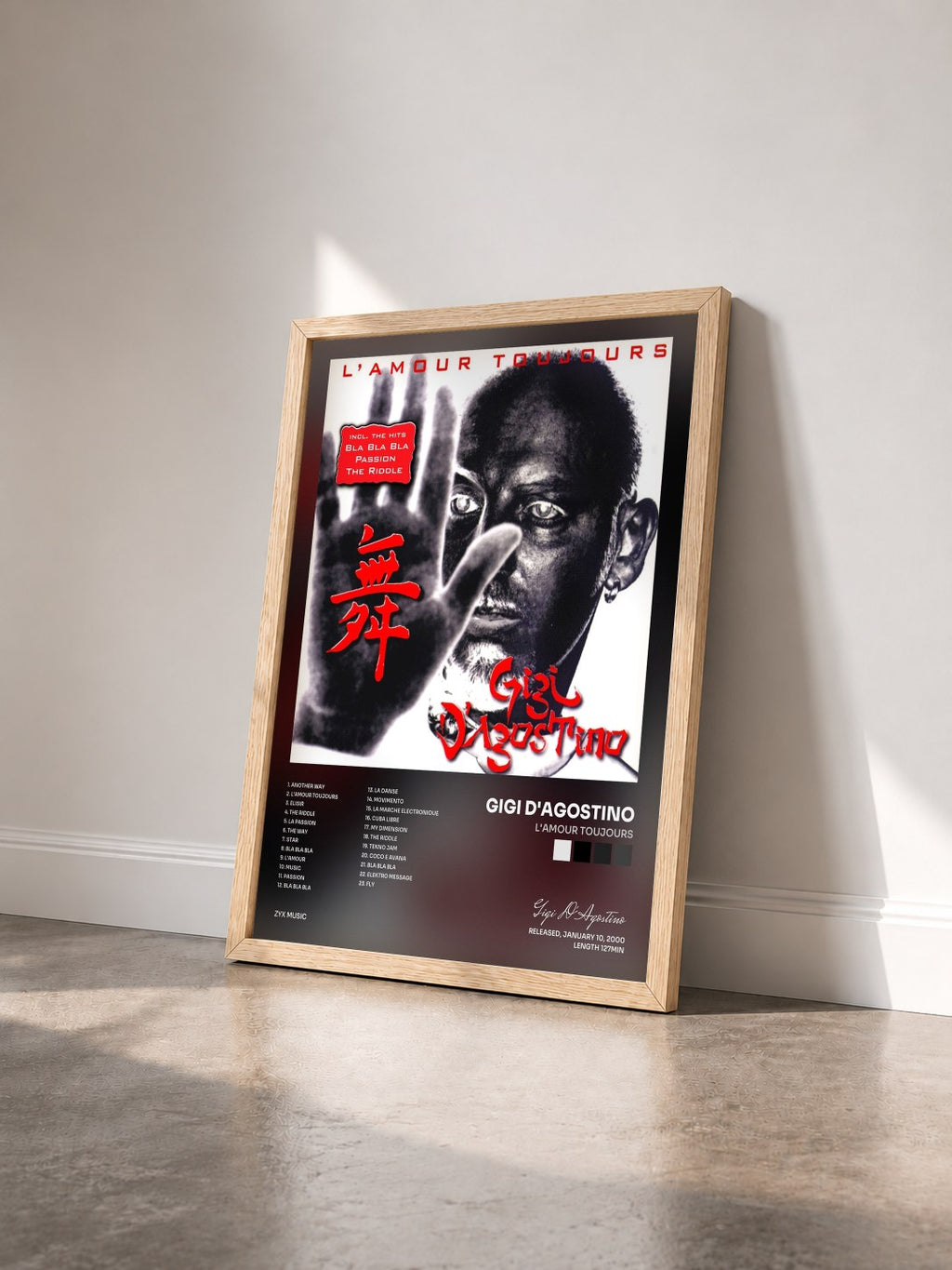 #bois Tableau de l'album L'Amour Toujours de Gigi D'Agostino vu de trois quarts, cadre en bois brut