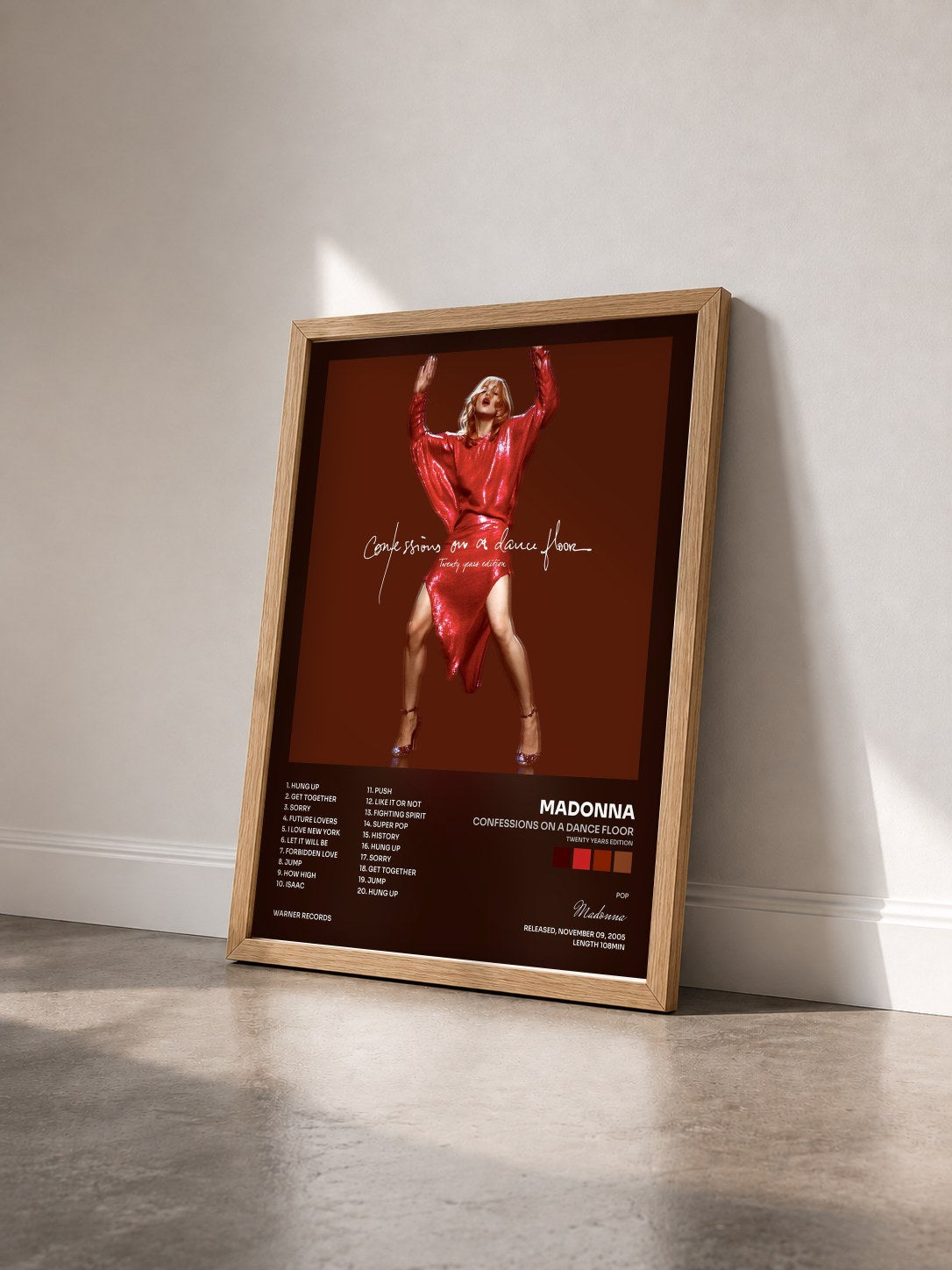 #bois Tableau de l'album Confessions On A Dance Floor (Twenty Years Edition) de Madonna vu de trois quarts, cadre en bois brut