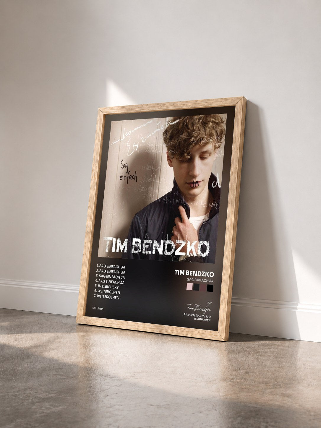#bois Tableau de l'album Sag einfach ja de Tim Bendzko vu de trois quarts, cadre en bois brut