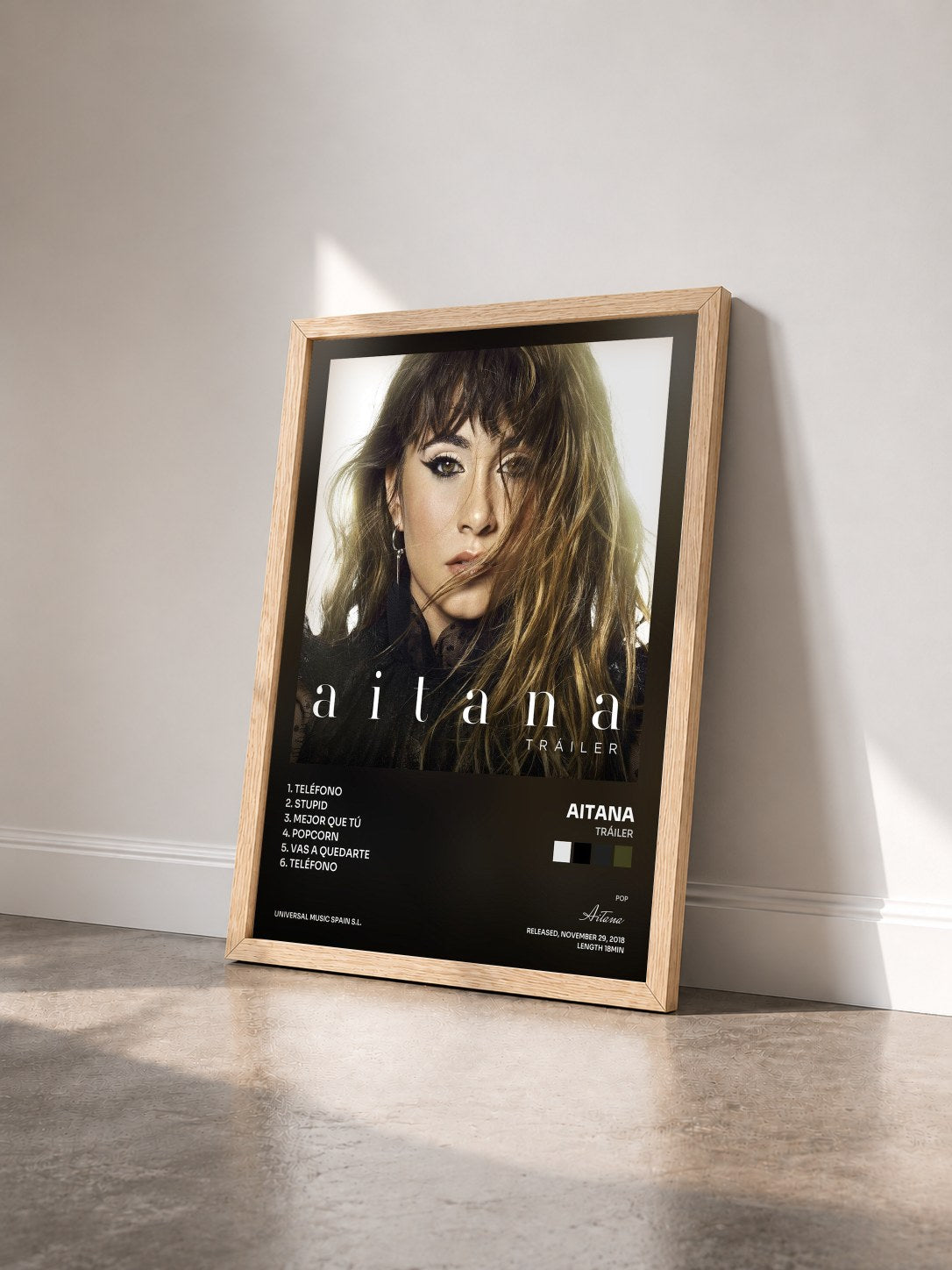 #bois Tableau de l'album Tráiler de Aitana vu de trois quarts, cadre en bois brut
