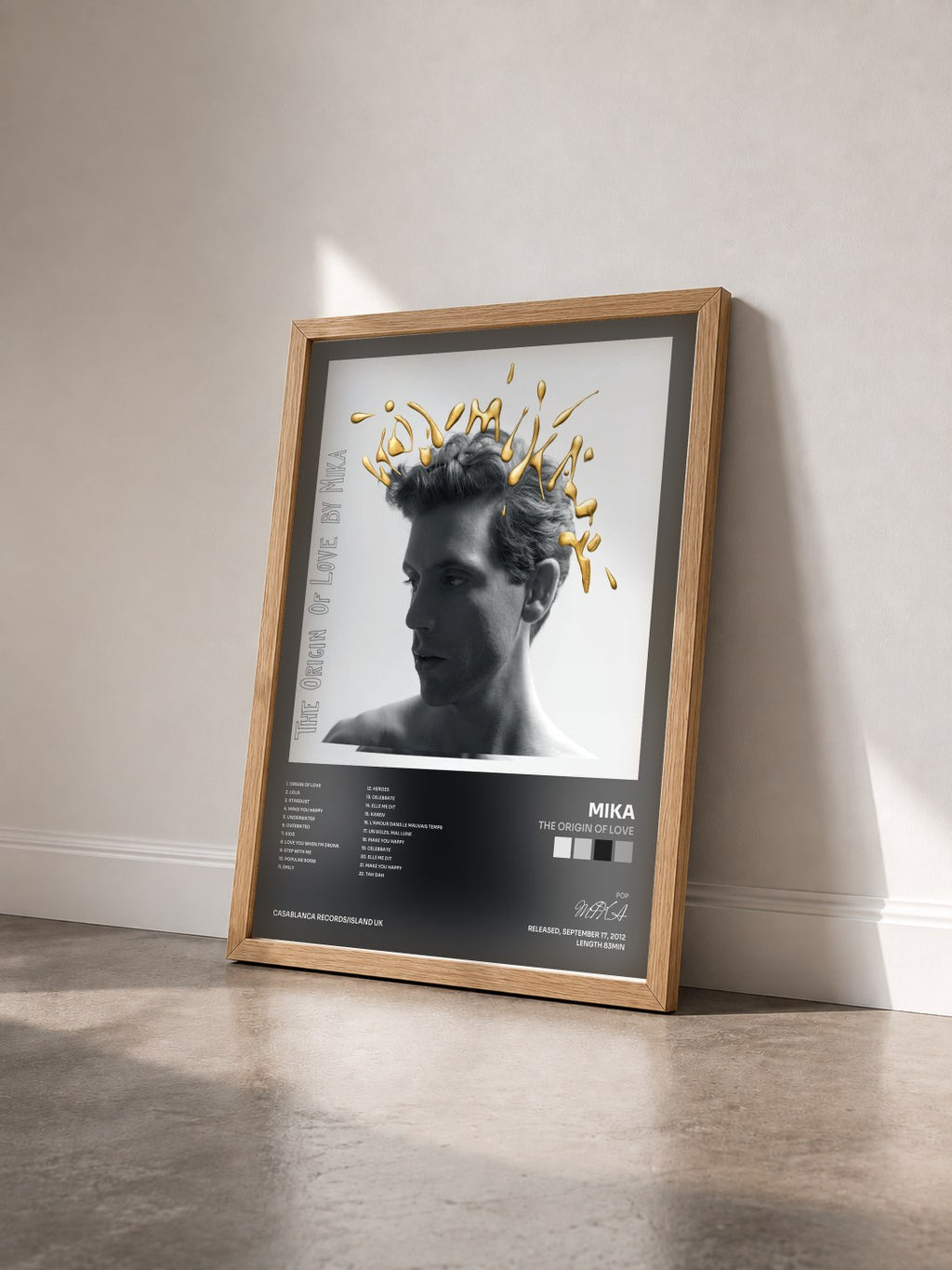 #bois Tableau de l'album The Origin Of Love de MIKA vu de trois quarts, cadre en bois brut