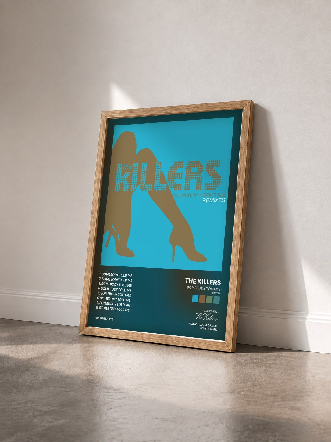 #bois Tableau de l'album Somebody Told Me (Remixes) de The Killers vu de trois quarts, cadre en bois brut