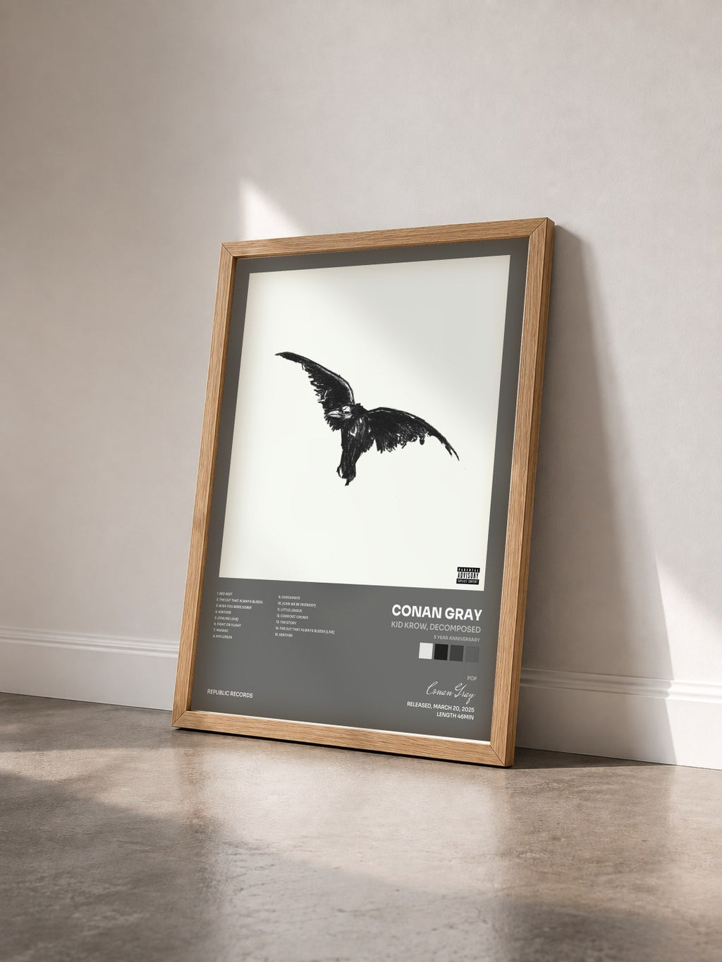 #bois Tableau de l'album Kid Krow, Decomposed (5 Year Anniversary) de Conan Gray vu de trois quarts, cadre en bois brut