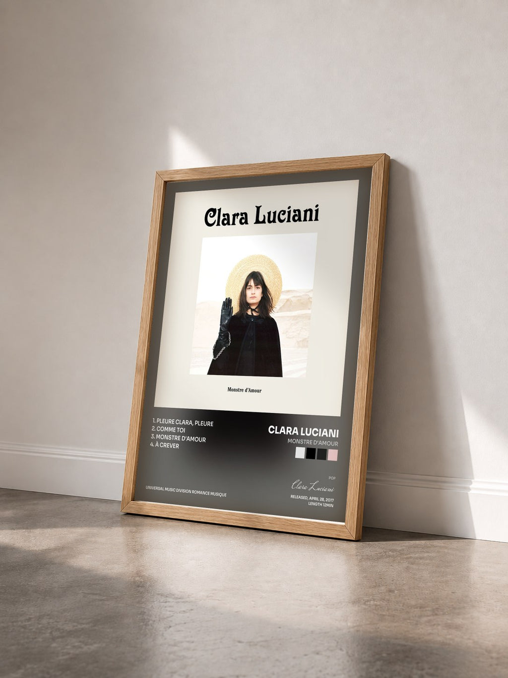 #bois Tableau de l'album Monstre d'amour de Clara Luciani vu de trois quarts, cadre en bois brut