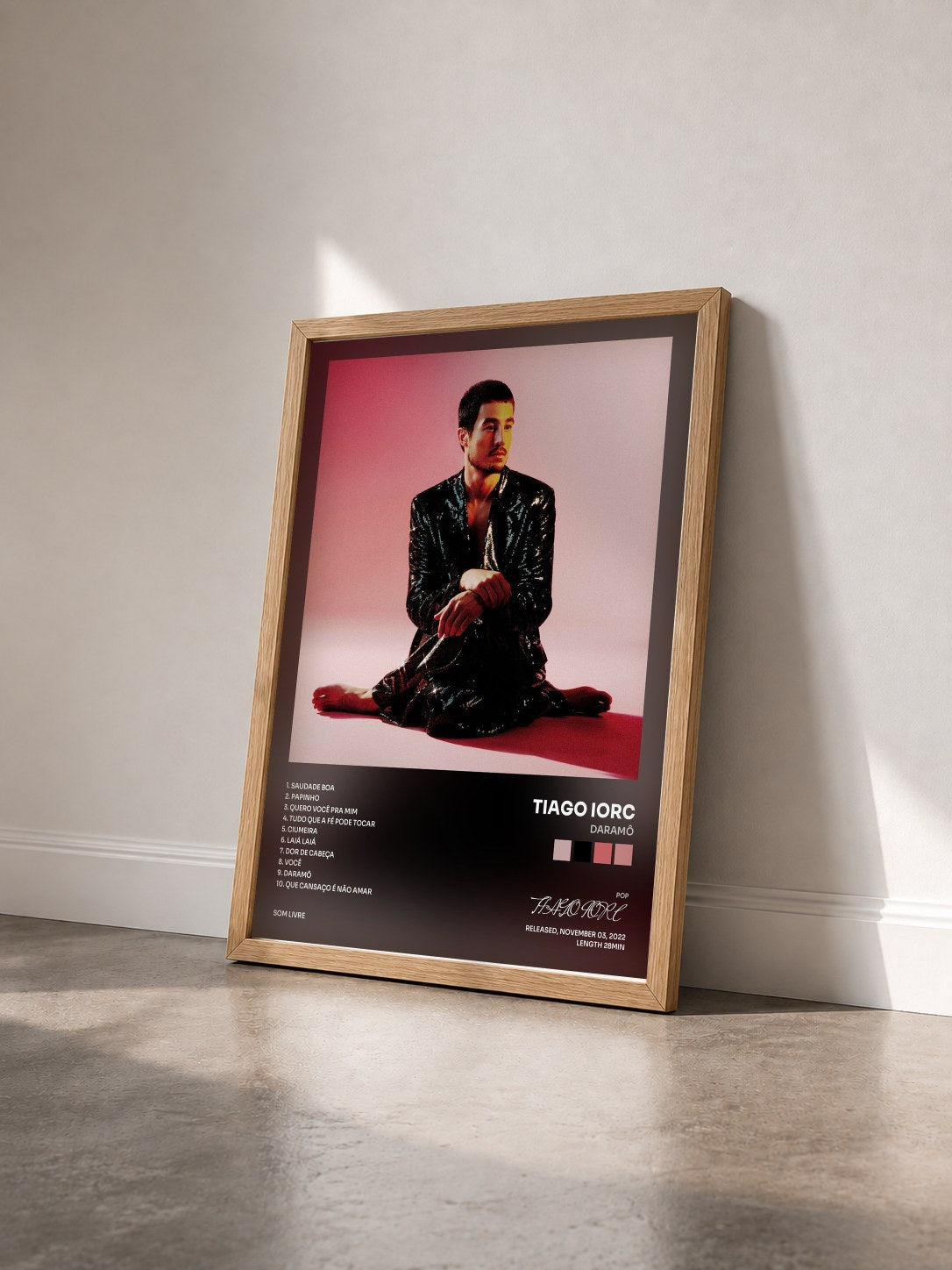 #bois Tableau de l'album DARAMÔ de TIAGO IORC vu de trois quarts, cadre en bois brut