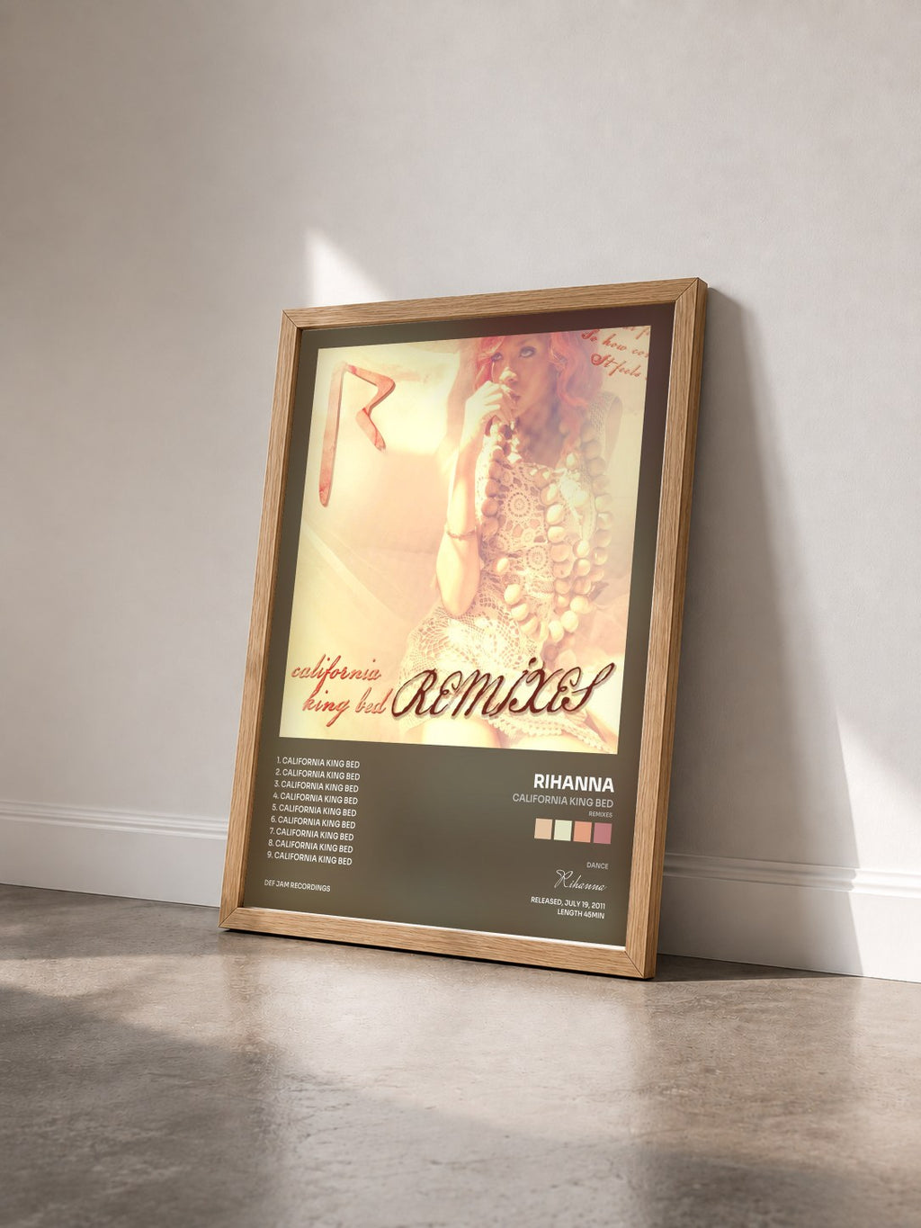 #bois Tableau de l'album California King Bed (Remixes) de Rihanna vu de trois quarts, cadre en bois brut
