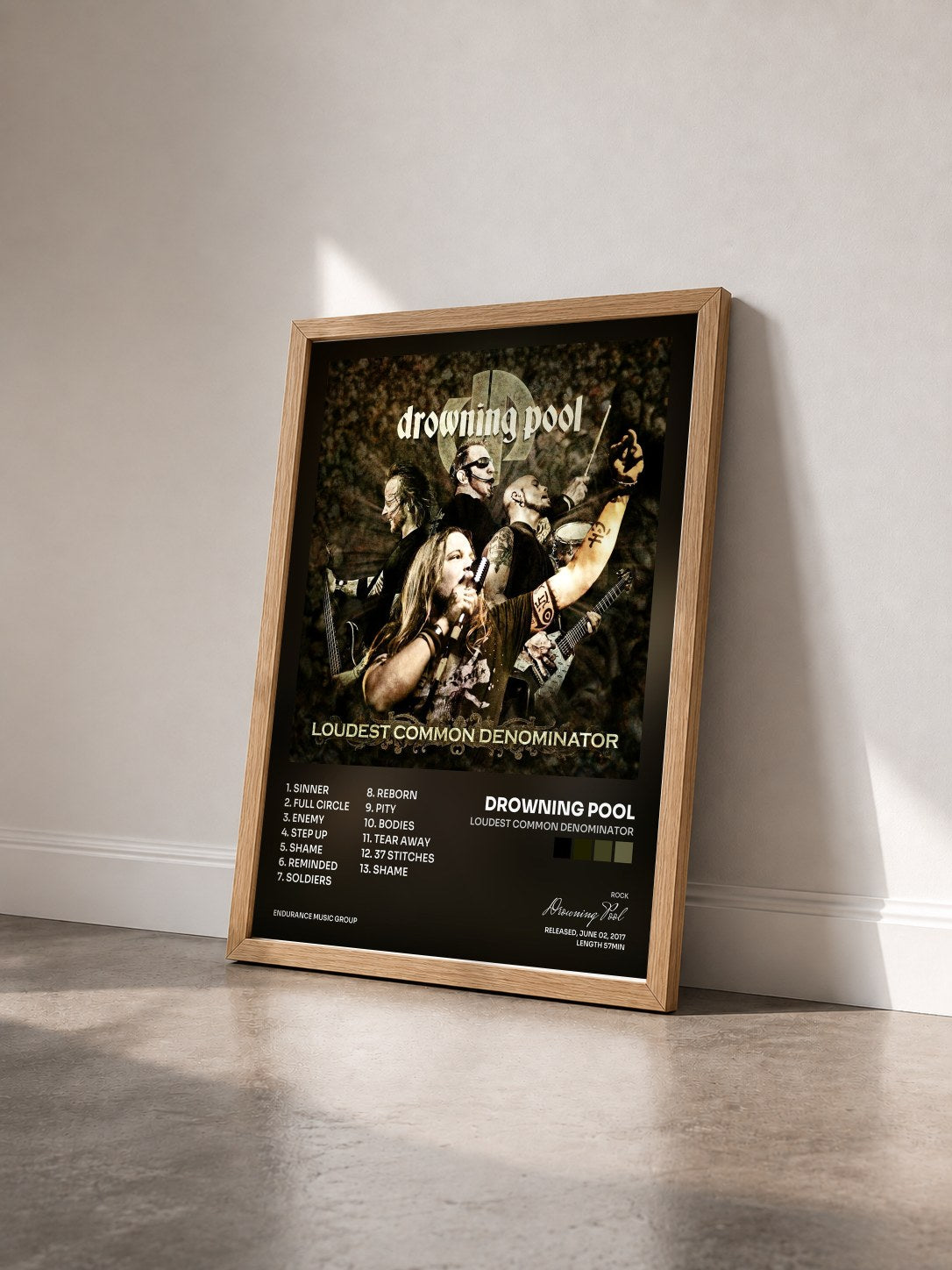 #bois Tableau de l'album Loudest Common Denominator de Drowning Pool vu de trois quarts, cadre en bois brut