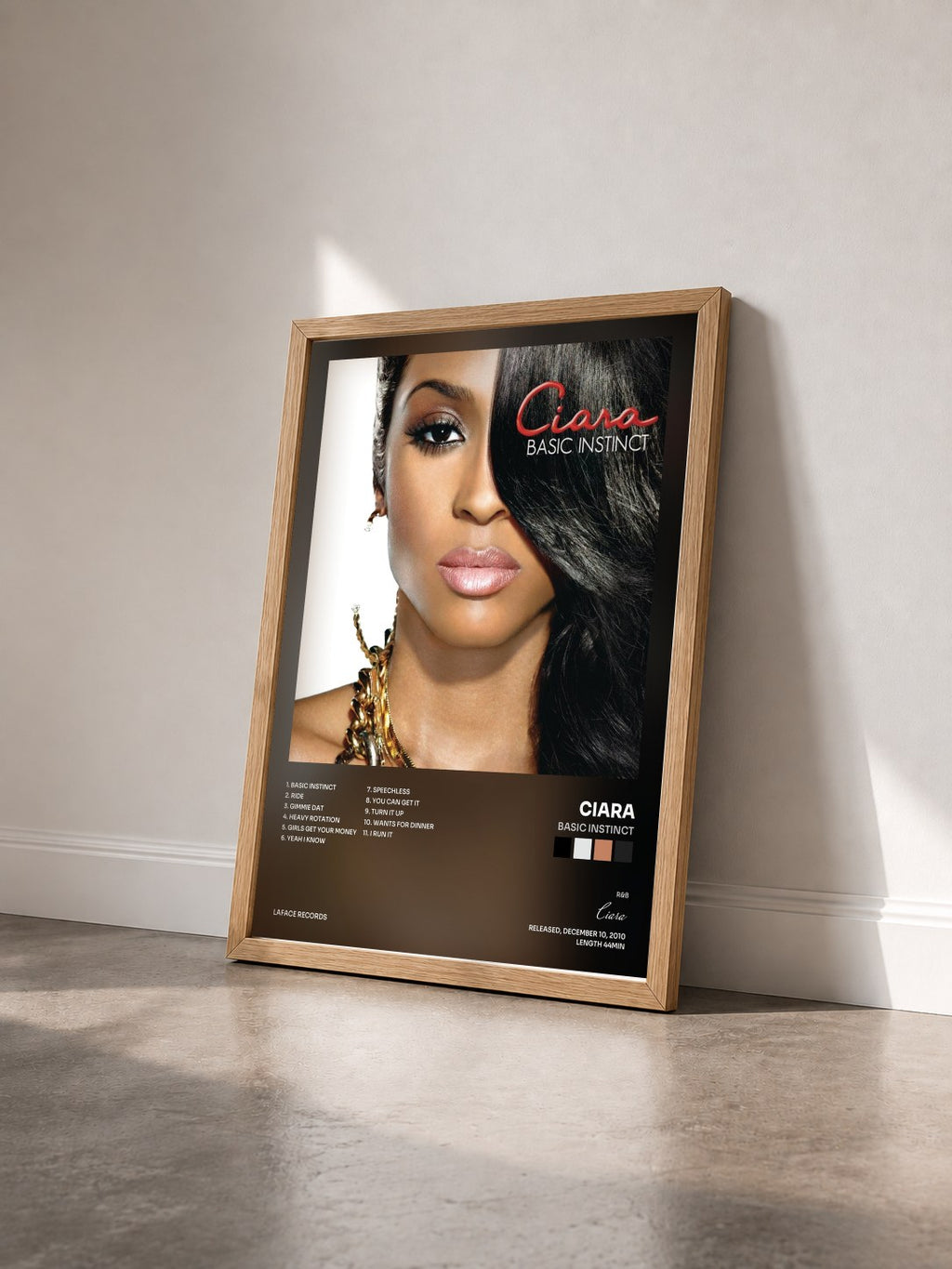 #bois Tableau de l'album Basic Instinct de Ciara vu de trois quarts, cadre en bois brut