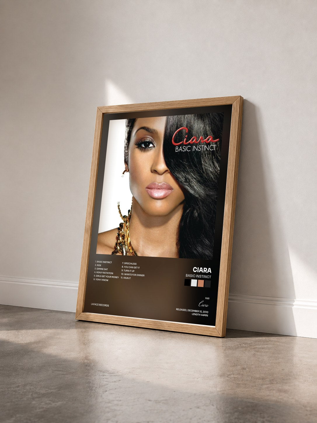 #bois Tableau de l'album Basic Instinct de Ciara vu de trois quarts, cadre en bois brut