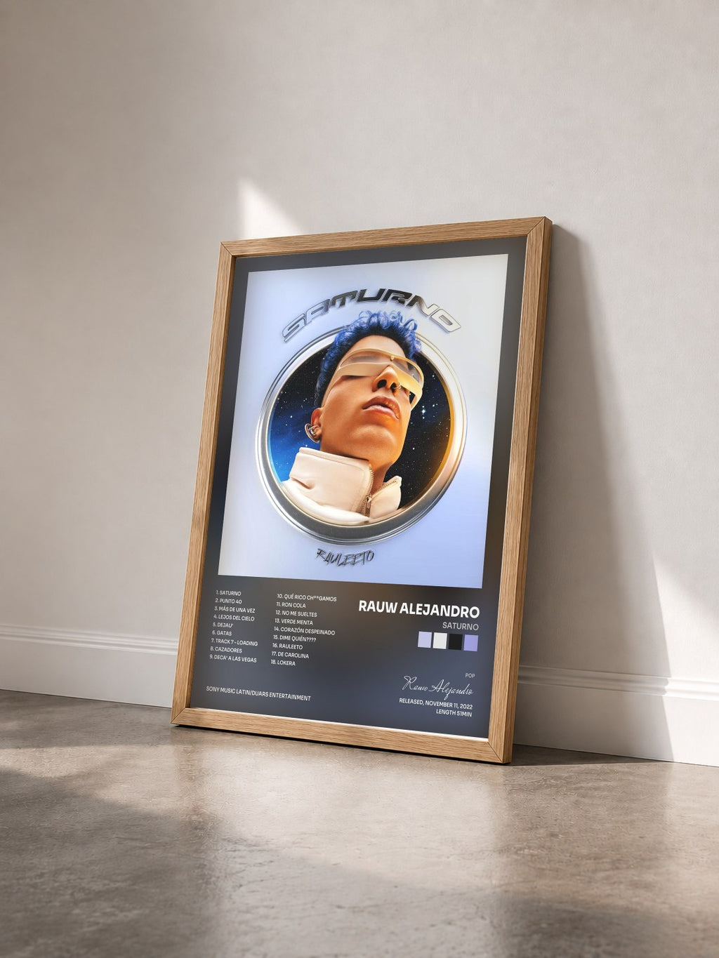 #bois Tableau de l'album SATURNO de Rauw Alejandro vu de trois quarts, cadre en bois brut