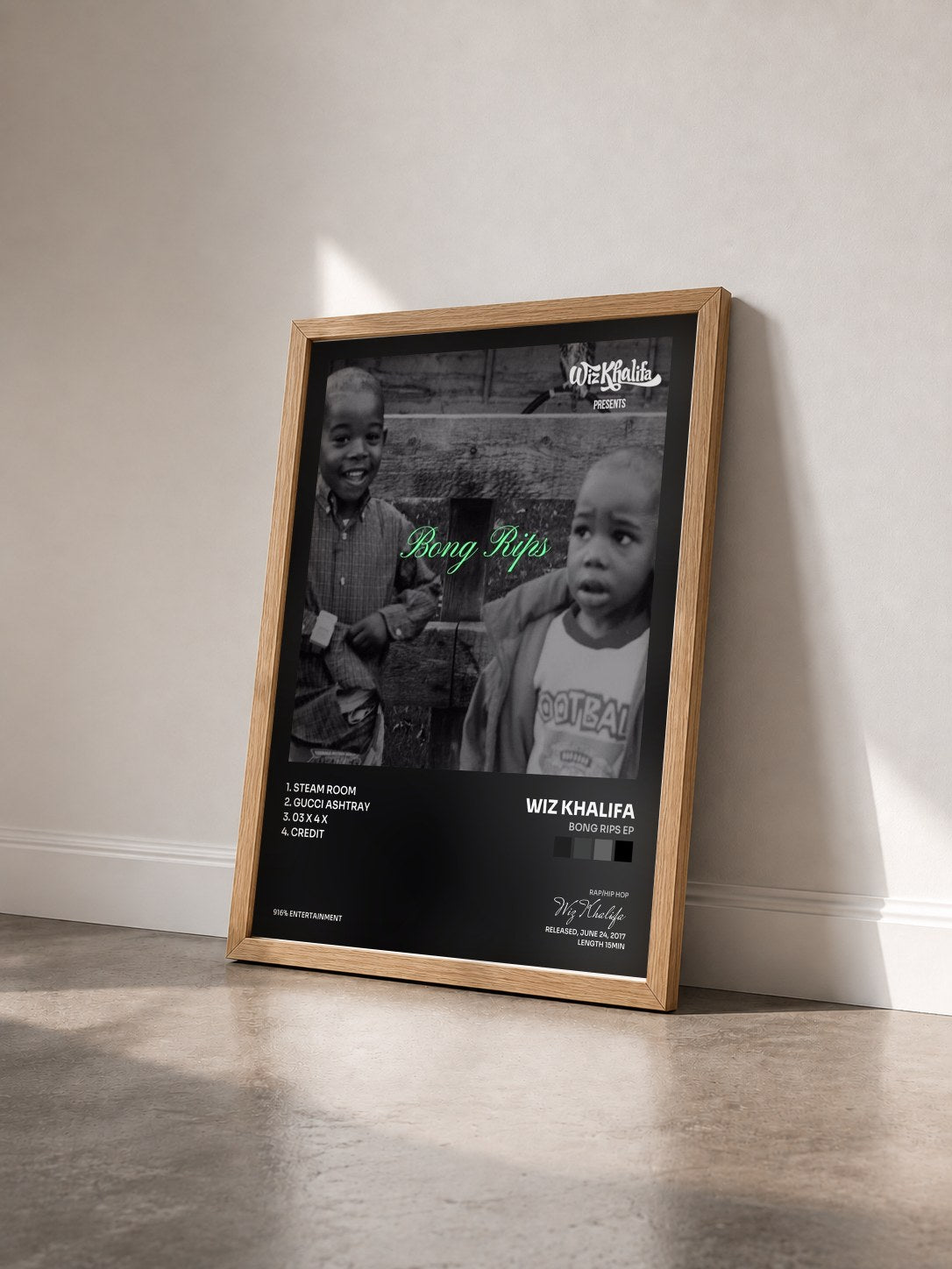#bois Tableau de l'album Bong Rips EP de Wiz Khalifa vu de trois quarts, cadre en bois brut