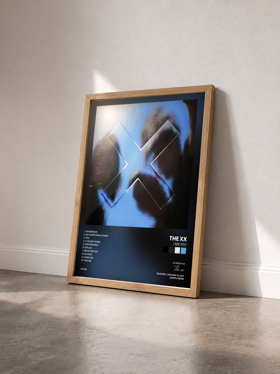 #bois Tableau de l'album I See You de The xx vu de trois quarts, cadre en bois brut