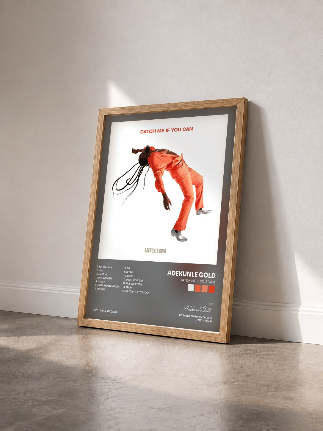 #bois Tableau de l'album Catch Me If You Can de Adekunle Gold vu de trois quarts, cadre en bois brut