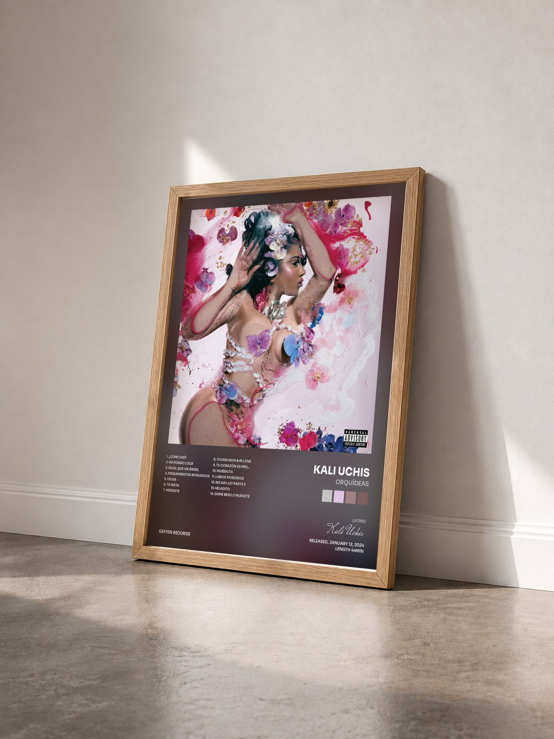 #bois Tableau de l'album ORQUÍDEAS de Kali Uchis vu de trois quarts, cadre en bois brut