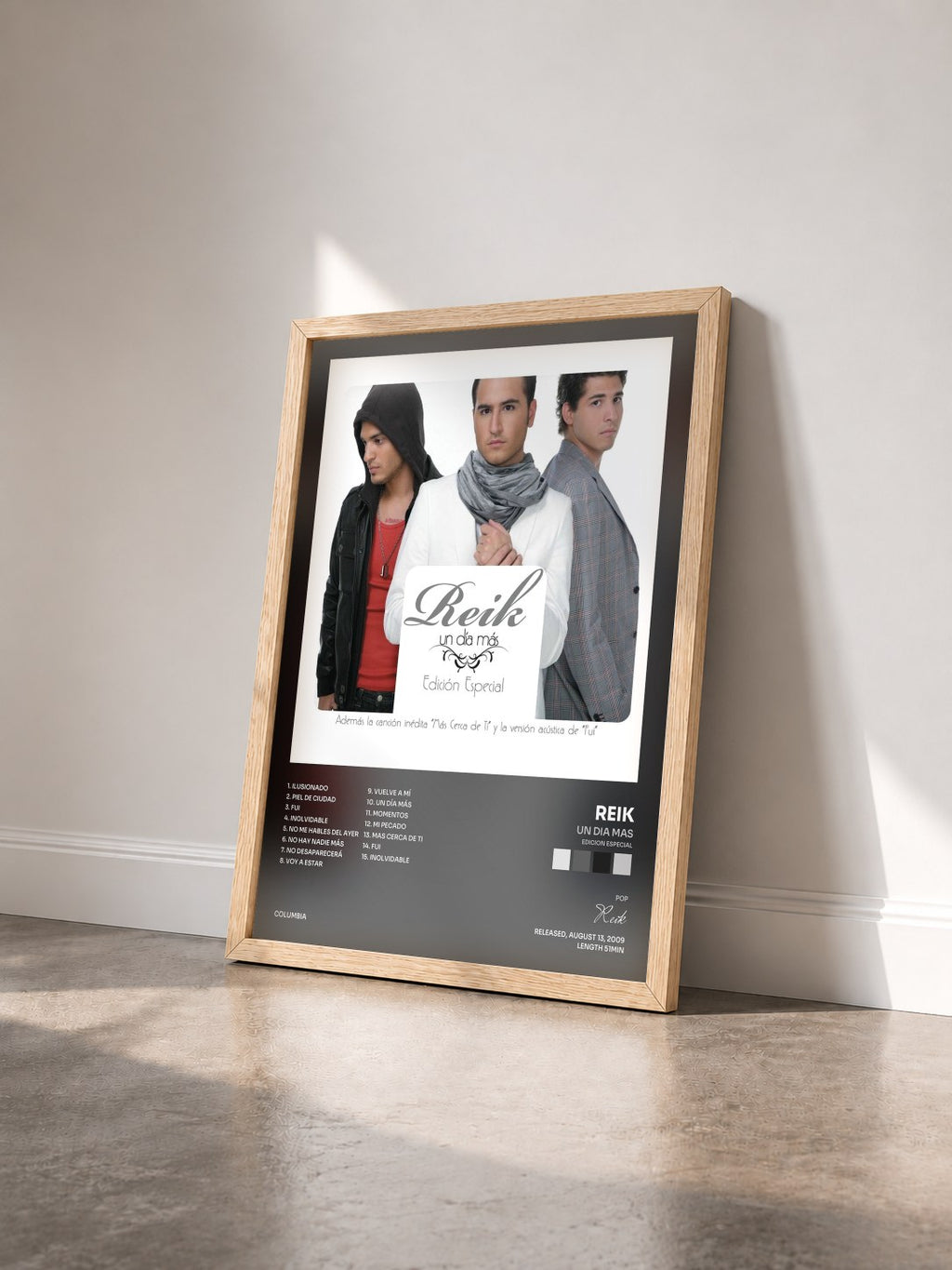 #bois Tableau de l'album Un Dia Mas (Edicion Especial) de Reik vu de trois quarts, cadre en bois brut