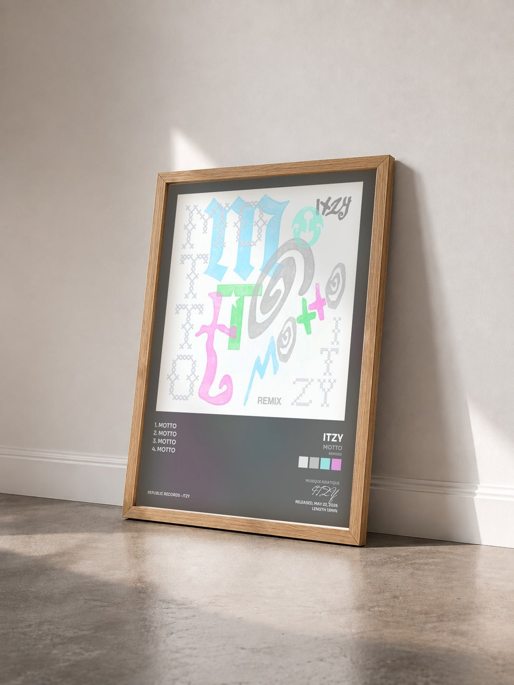 #bois Tableau de l'album Motto (Remixes) de ITZY vu de trois quarts, cadre en bois brut