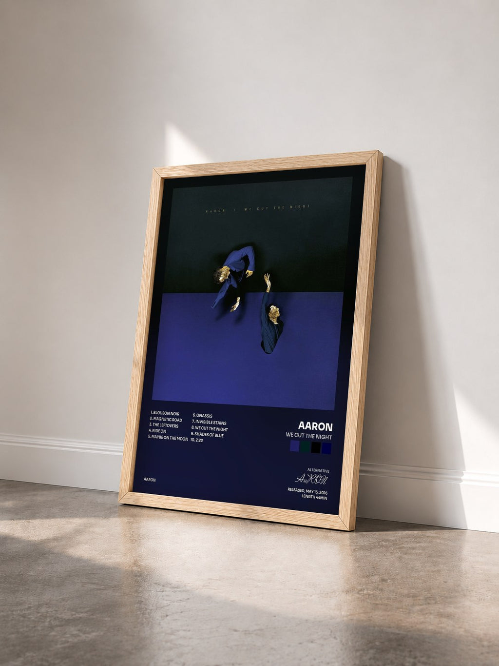 #bois Tableau de l'album We Cut the Night de AaRON vu de trois quarts, cadre en bois brut