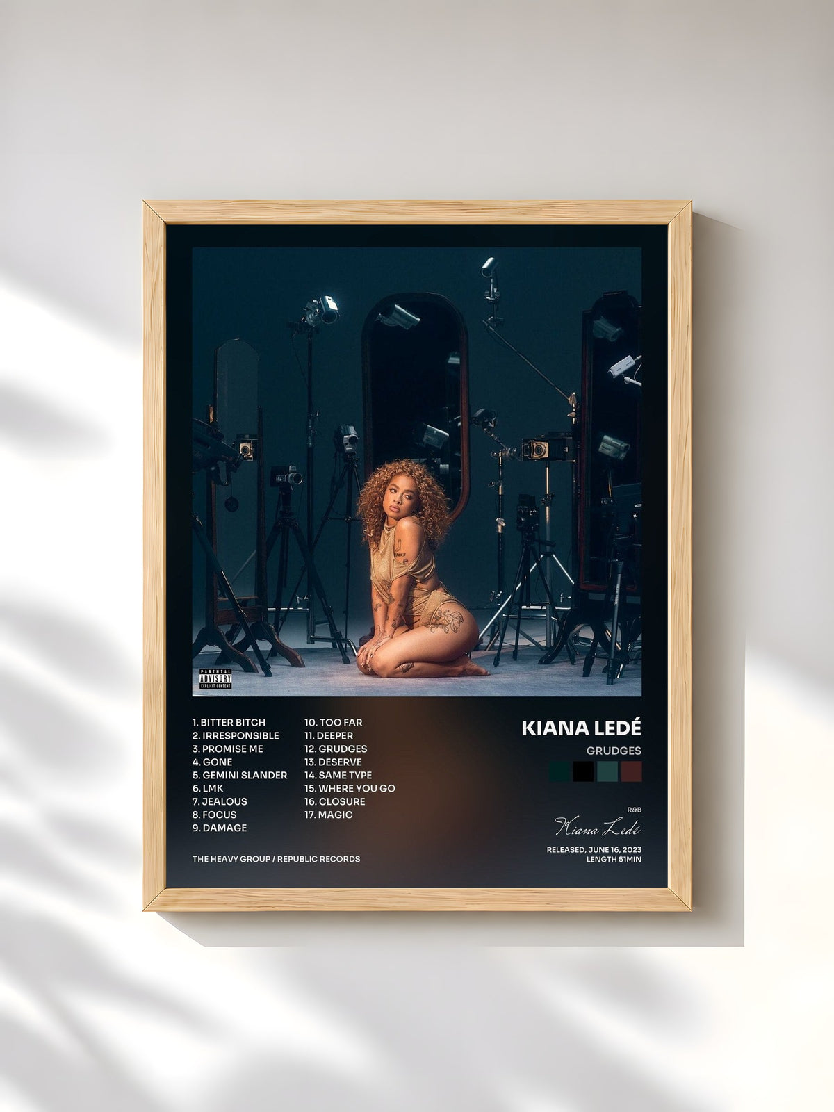 #bois Tableau de l'album Grudges de Kiana Ledé, cadre en bois brut, imprimé et encadré en France