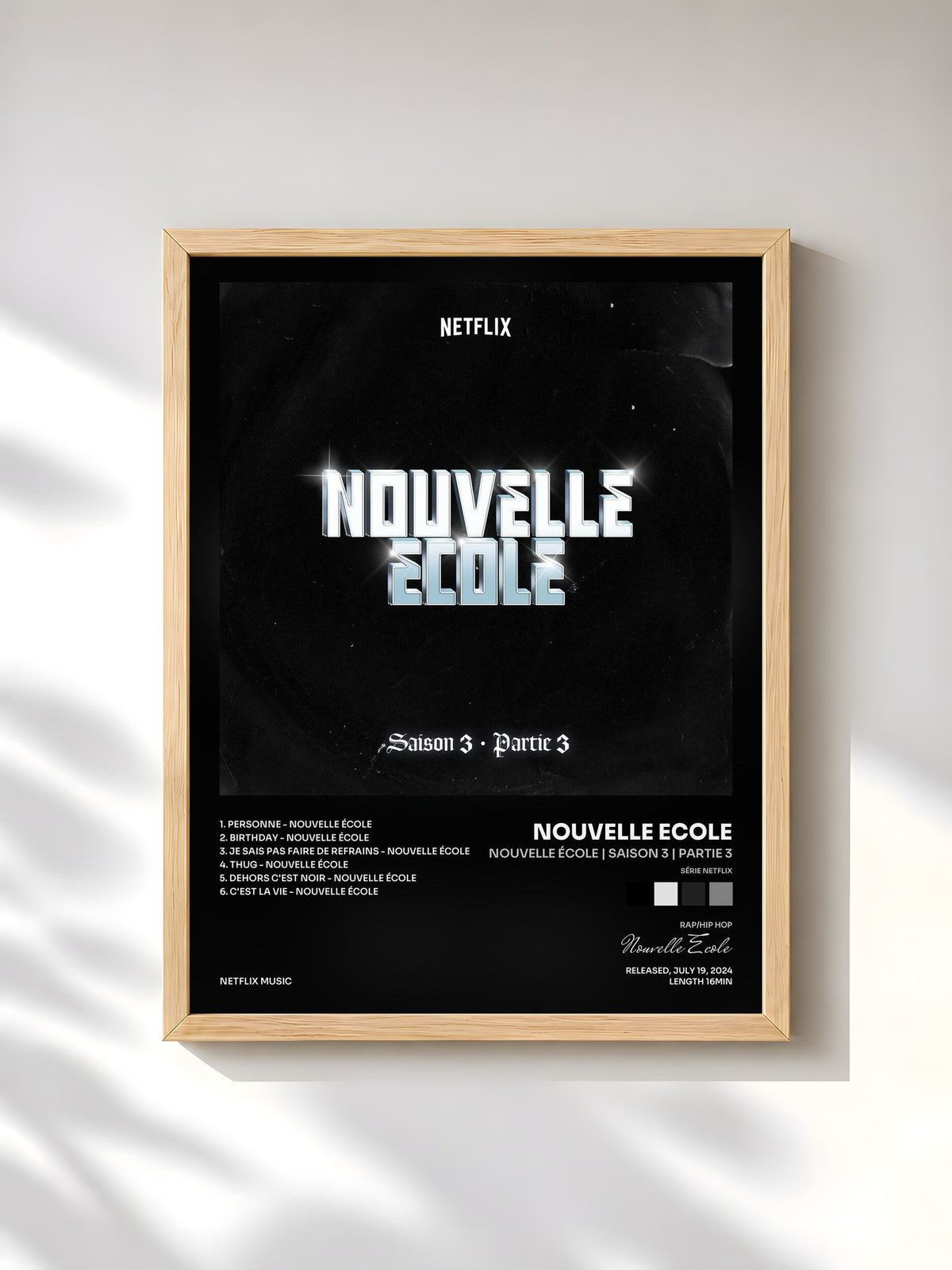 #bois Tableau de l'album Nouvelle École | Saison 3 | Partie 3 (Série Netflix) de Nouvelle Ecole, cadre en bois brut, imprimé et encadré en France