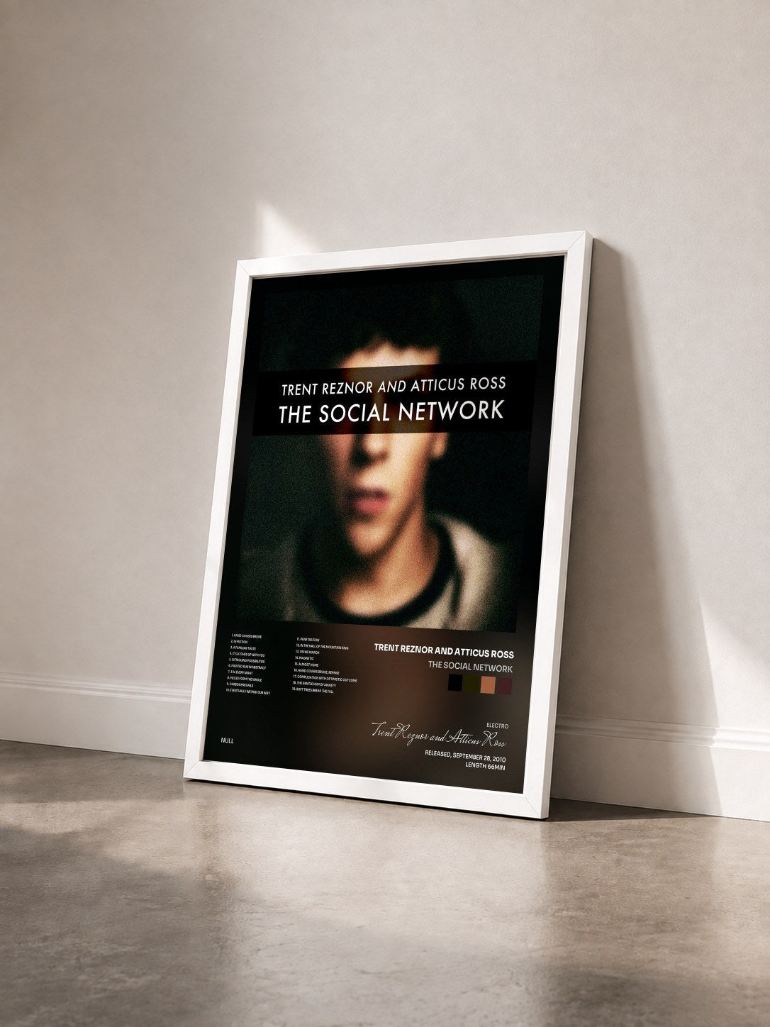 #blanc Tableau de l'album The Social Network de Trent Reznor and Atticus Ross vu de trois quarts, cadre blanc