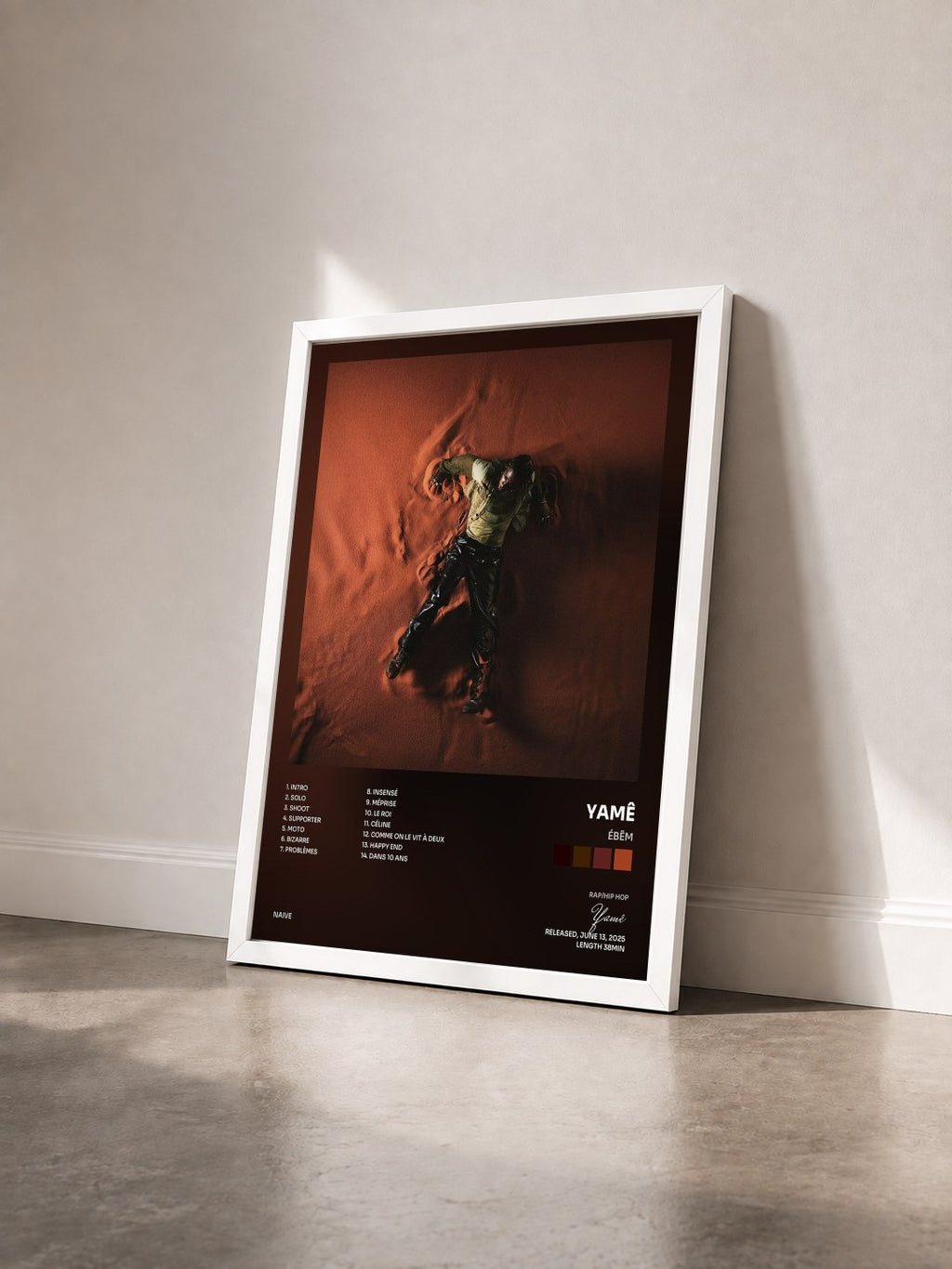 #blanc Tableau de l'album ÉBĒM de Yamê vu de trois quarts, cadre blanc