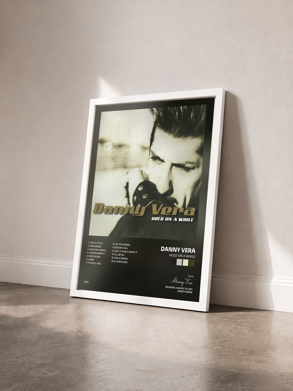 #blanc Tableau de l'album Hold on a While de Danny Vera vu de trois quarts, cadre blanc