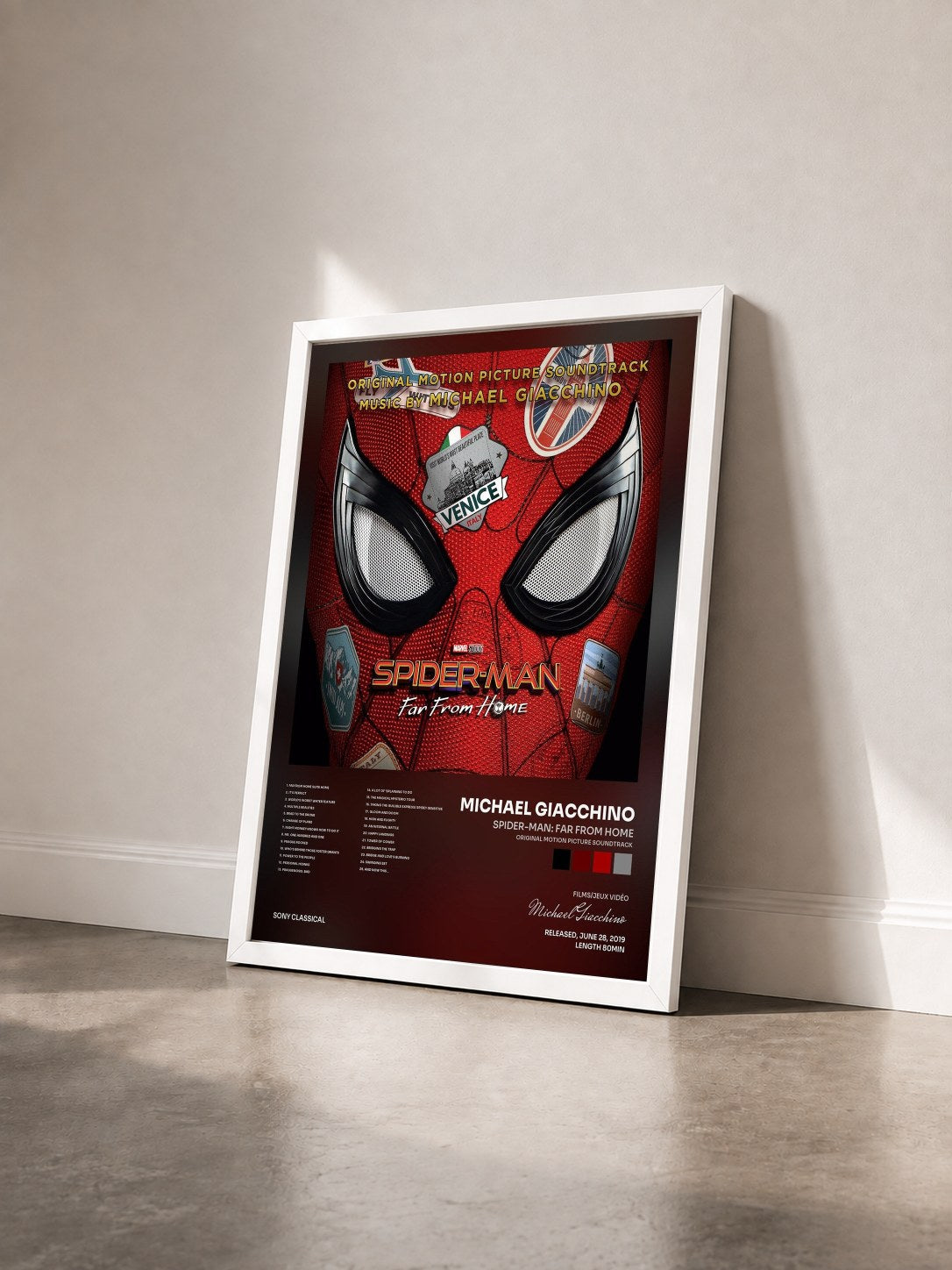 #blanc Tableau de l'album Spider-Man: Far from Home (Original Motion Picture Soundtrack) de Michael Giacchino vu de trois quarts, cadre blanc
