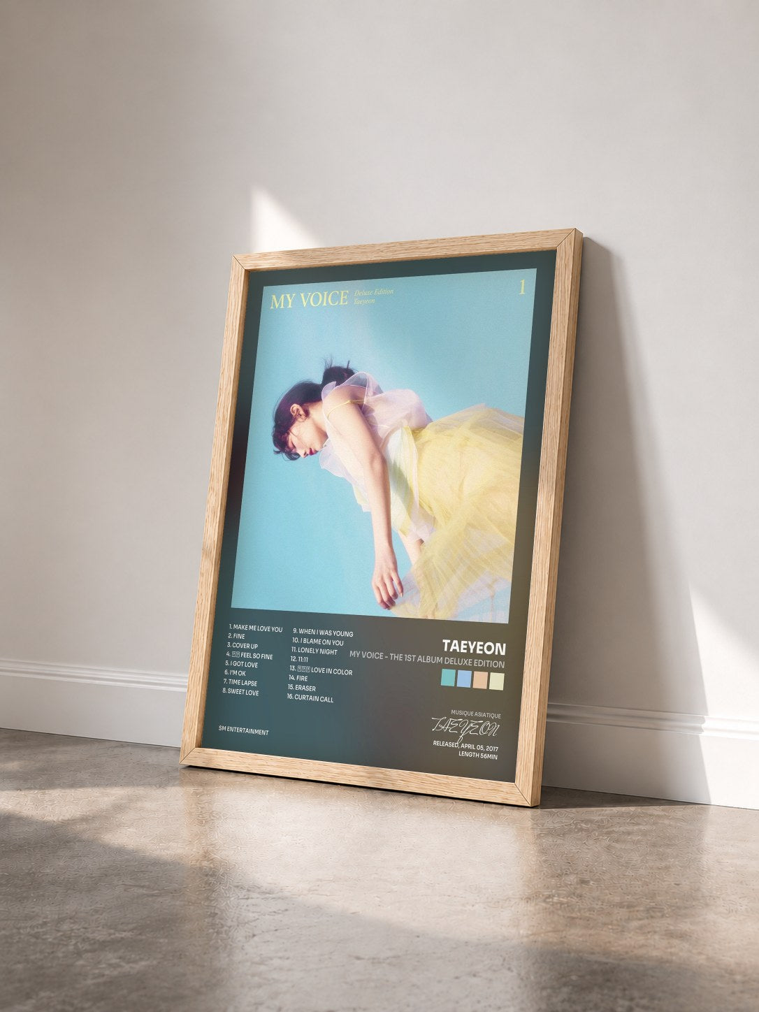#bois Tableau de l'album My Voice - The 1st Album Deluxe Edition de TAEYEON vu de trois quarts, cadre en bois brut